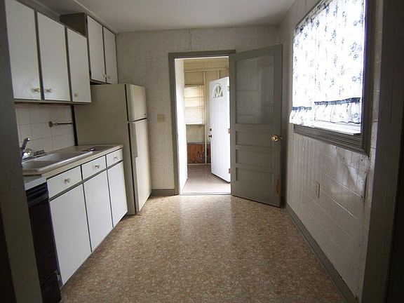 4th image of 14336 1st St