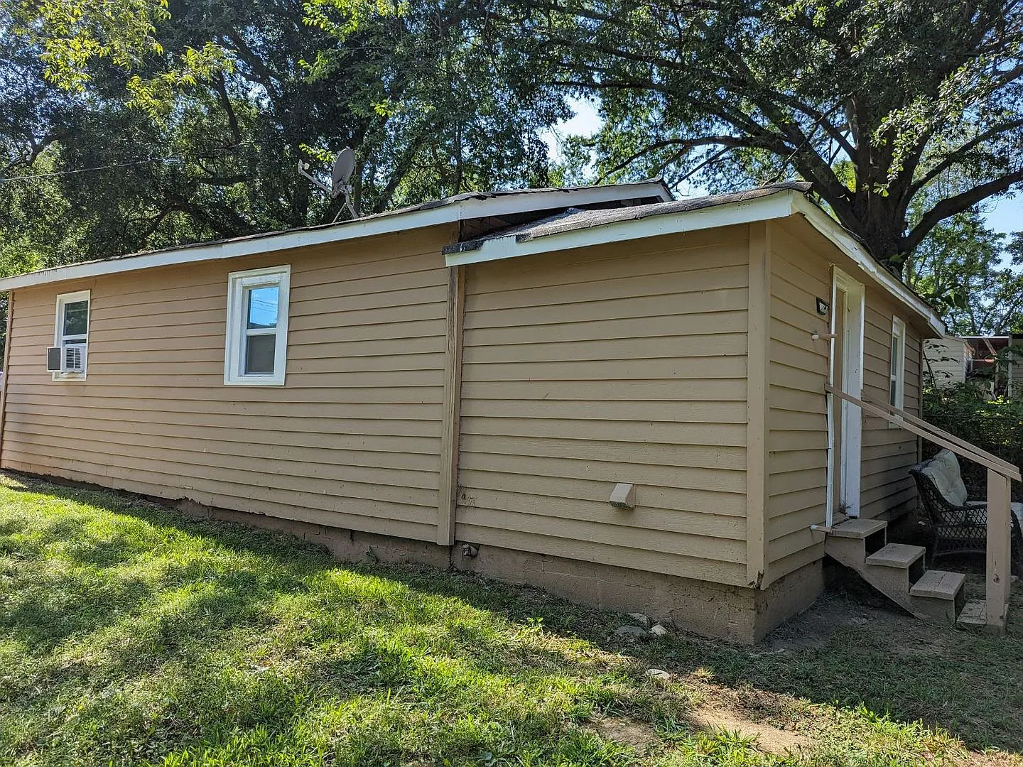 Coming Soon! 2 Bed / 1 Bath — Photo 2