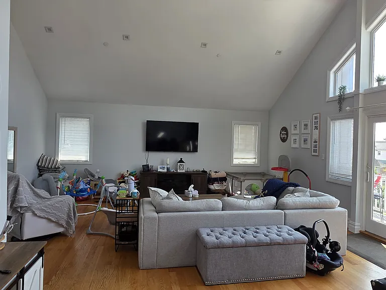 355 E Market St #2 — Photo 5