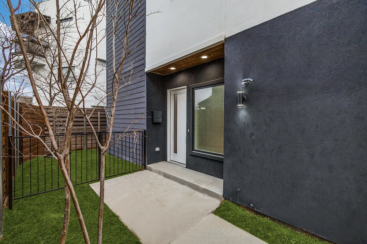 Building Photo - 2714 N Carroll Ave #103