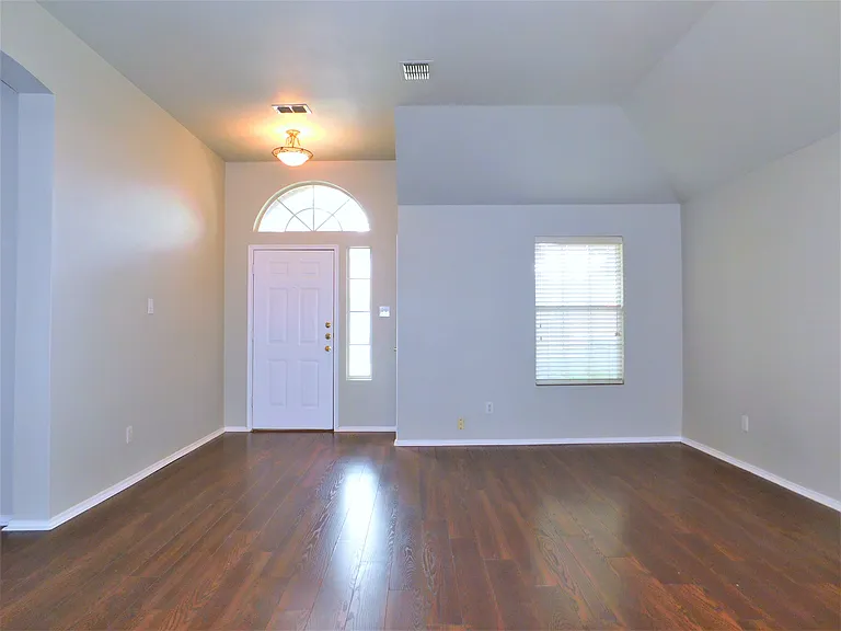 1664 Big Bend Dr — Photo 2