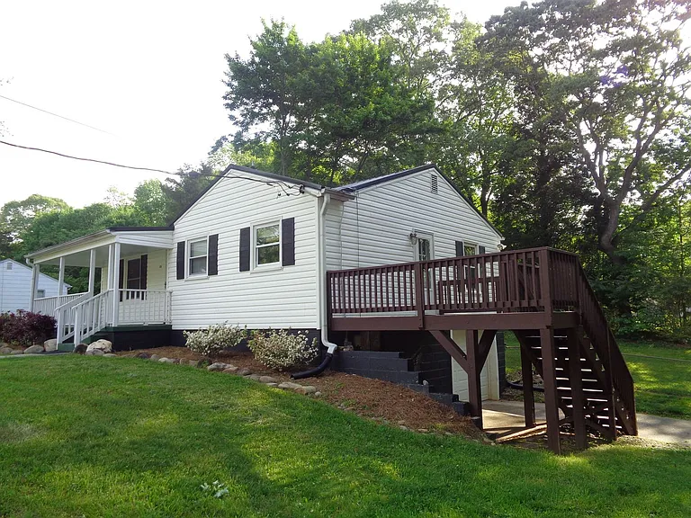 135 Lindbergh St — Photo 3