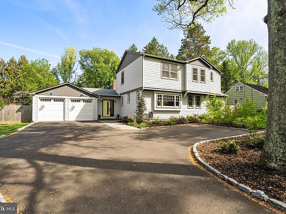 3rd image of 803 Kingston Rd