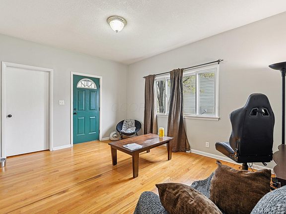 5th image of 137 Hawkes Ave