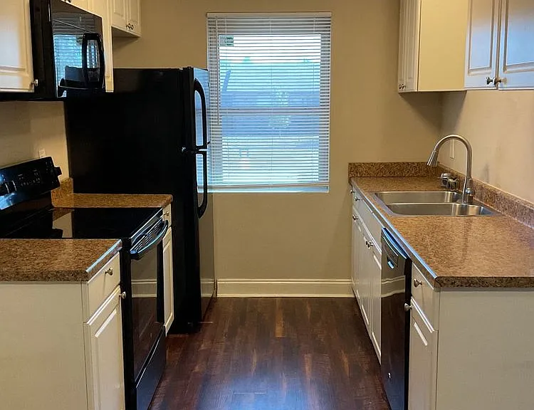 2301 Lago Trl — Photo 3