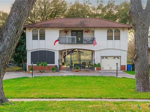 110 Lakeside Dr, Seguin, TX 78155