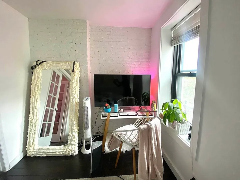 326 W 47th St #5D