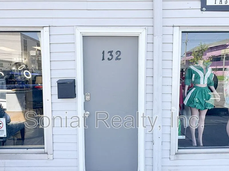 1 bed, 1.0 bath, 870 sqft, $950 — Photo 2