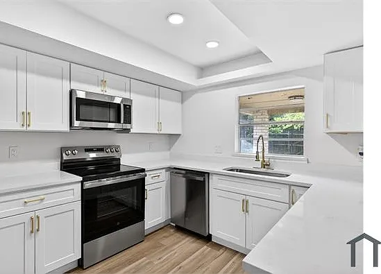 709 Brookview Dr — Photo 2