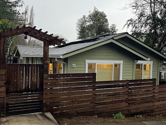 4th image of 51 Amicita Ave