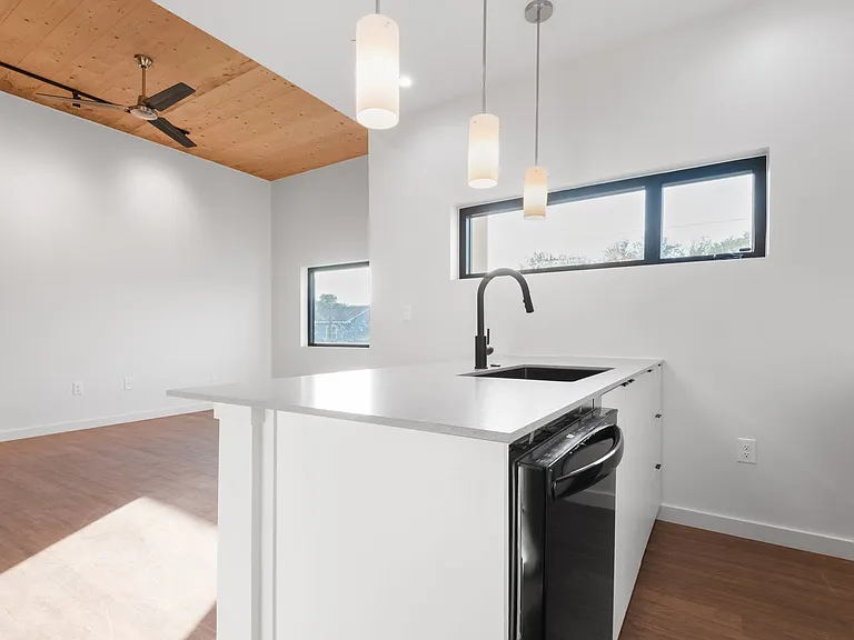 Nova Austin — Photo 14