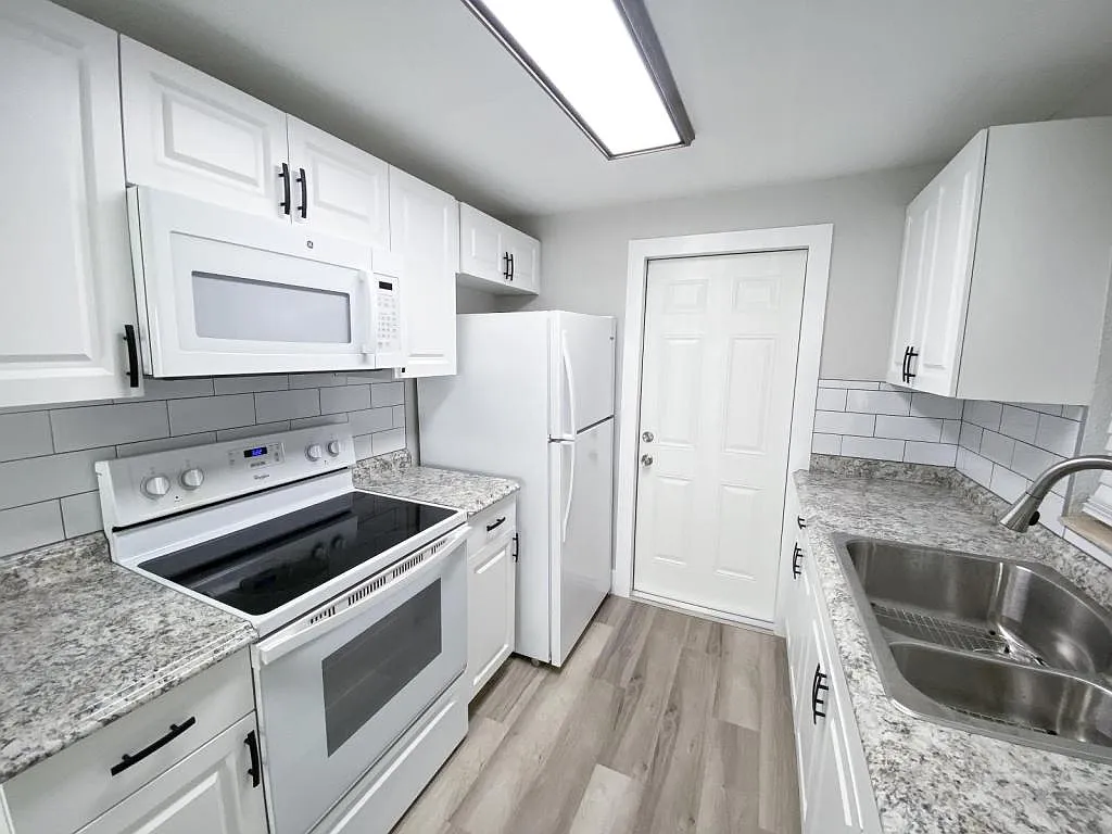 1526 Wood Rd N — Photo 3