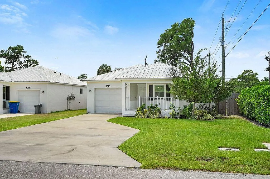 3 bed, 2.0 bath, 1132 sqft, $2,700 — Photo 3