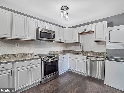 330 Brock Sq Photo 1
