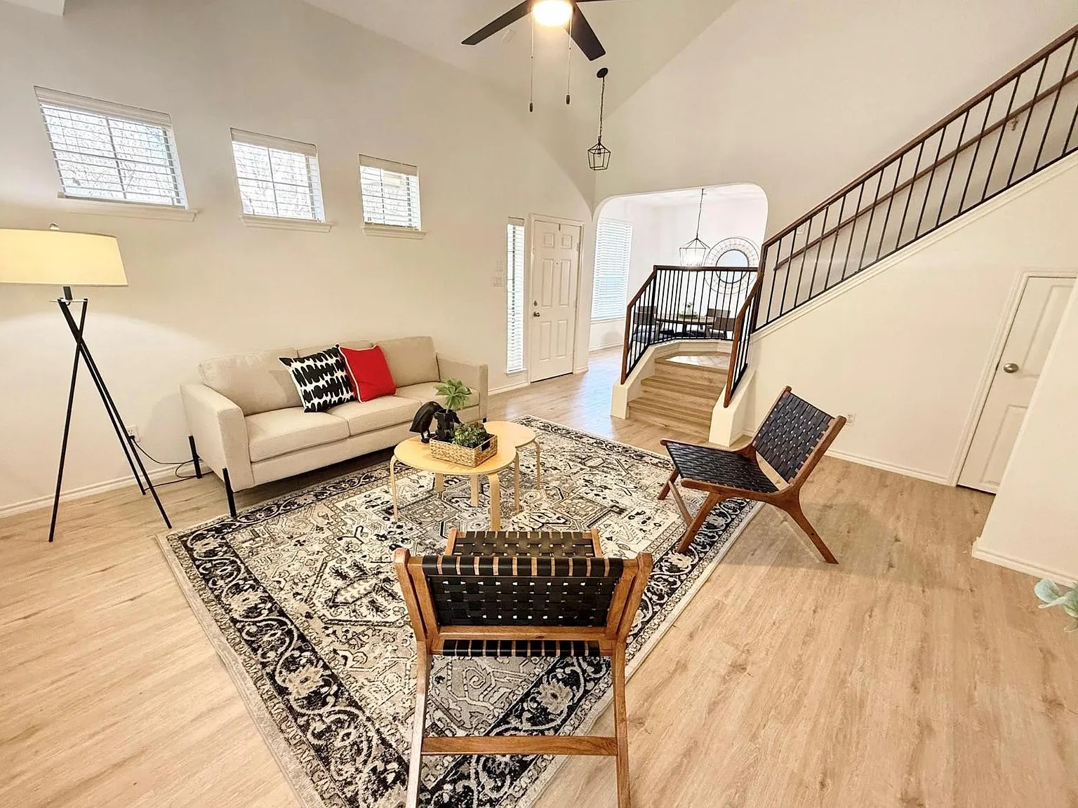 3 bed, 2.5 bath, 1687 sqft, $2,000 — Photo 2