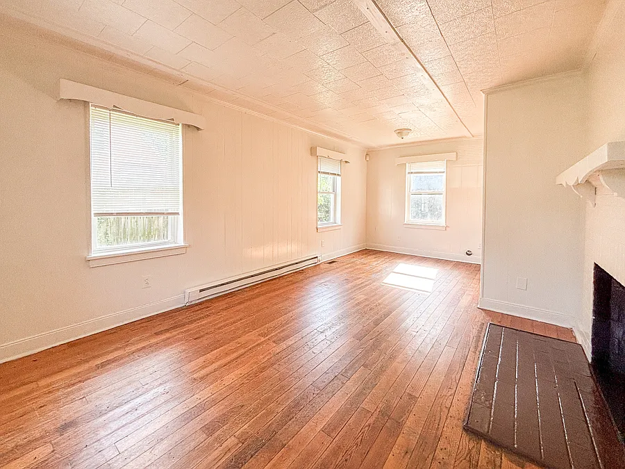 3 bed, 1026 sqft, $1,699 — Photo 3