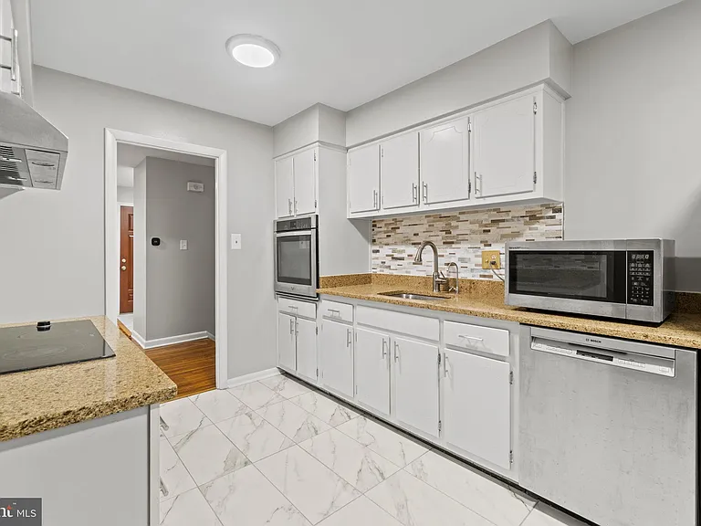 1110 Chiswell Ln — Photo 3
