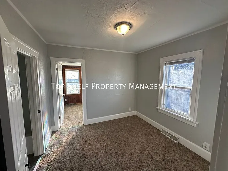 2319 E 40th Ct — Photo 7