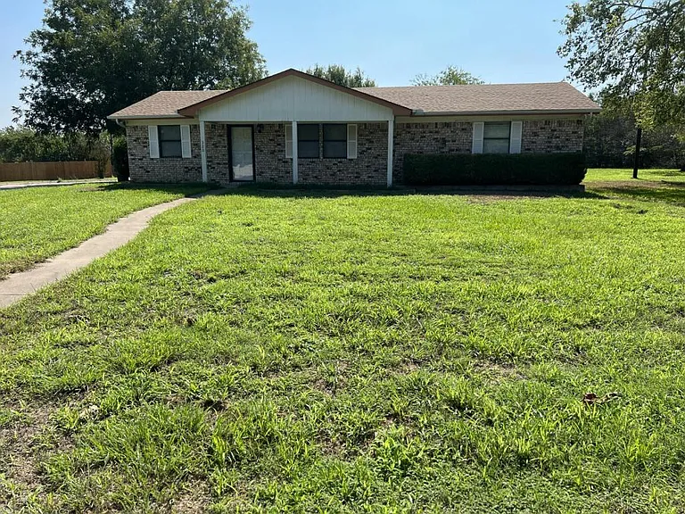 320 Jean Dr — Photo 3