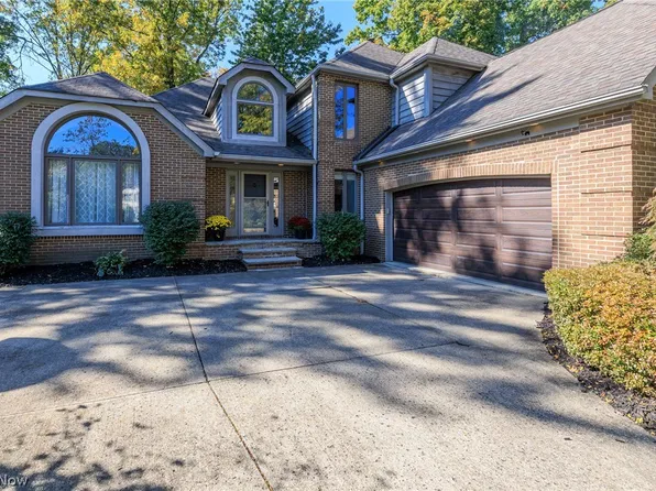 3170 Oakwood Ln, Westlake, OH 44145
