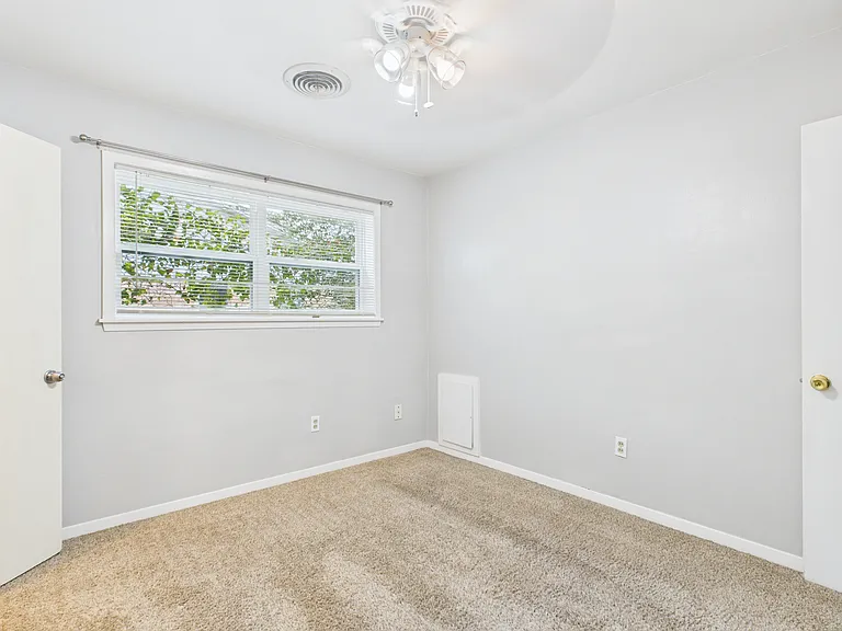 1402 Village Dr — Photo 19