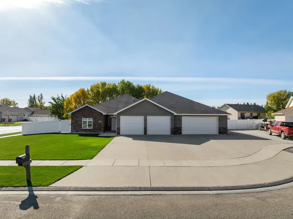 1216 Hiawatha St SE, Minot, ND 58701