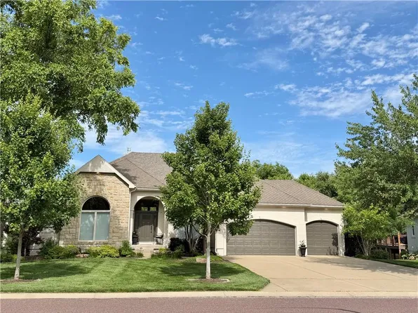 15617 Pawnee St, Overland Park, KS 66224