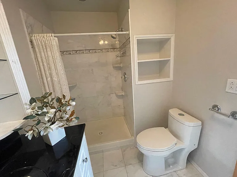 915 Hamlin St — Photo 13