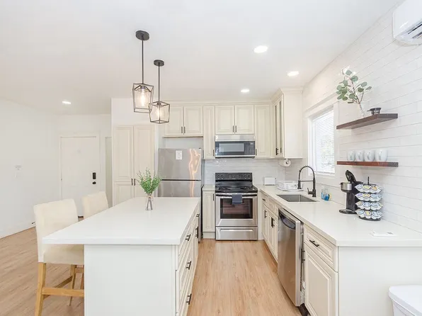102 S Lockwood Dr, Houston, TX