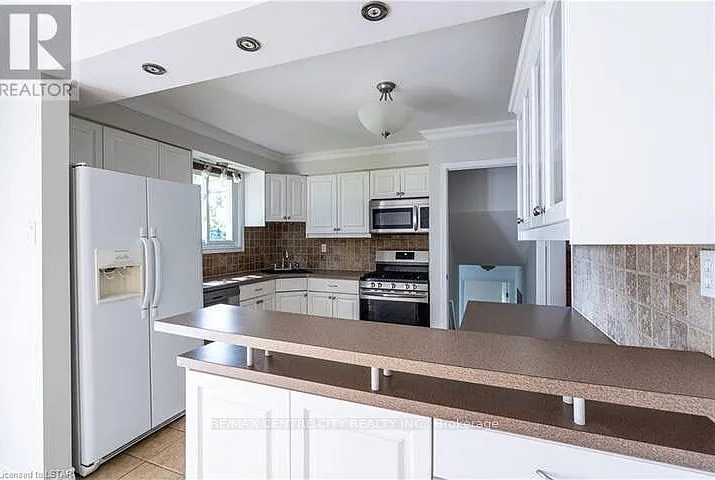 116 Paperbirch Cres E #UPPER — Photo 15