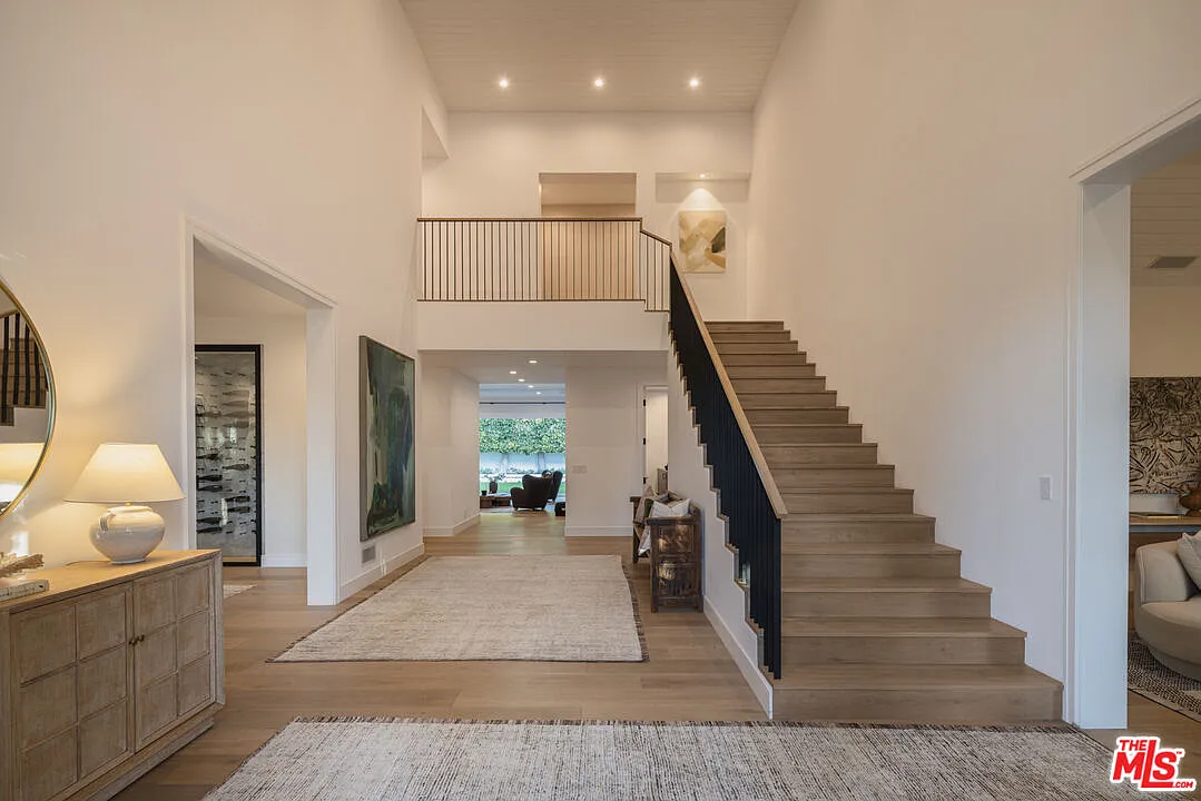 6 bed, 6.5 bath, 8210 sqft, $60,000 — Photo 3