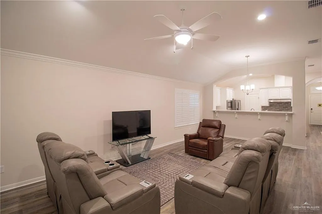4 bed, 3.0 bath, 1698 sqft, $2,300 — Photo 2