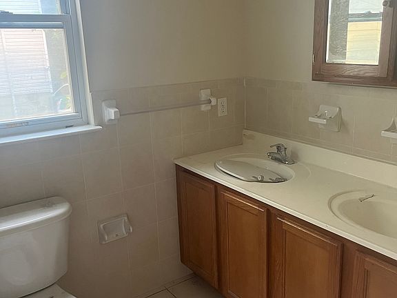 4th image of 303-305 W Runyon St Floor 1
