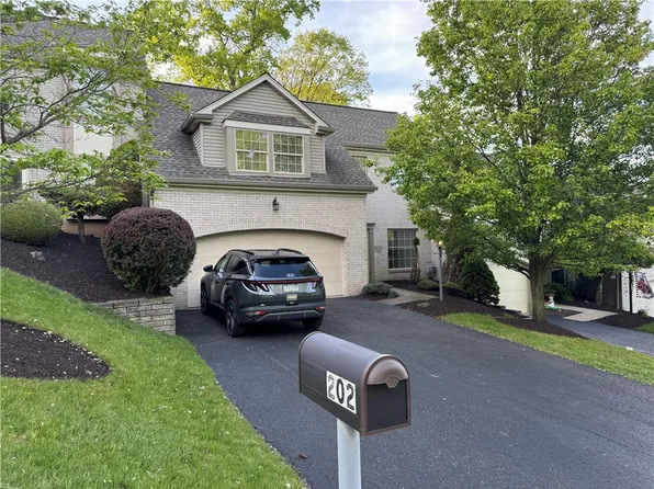 202 Parkview Dr, Pittsburgh, PA 15236