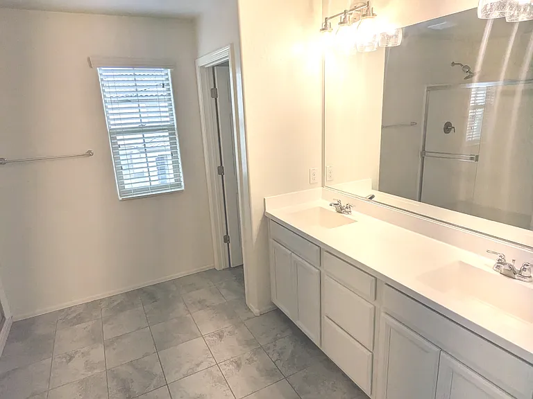 47 E Constitution Dr — Photo 39
