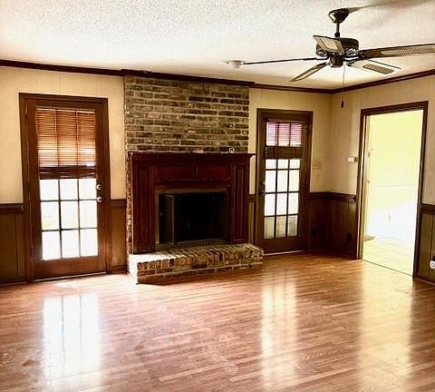 2nd image of 3755 Claridge Rd S