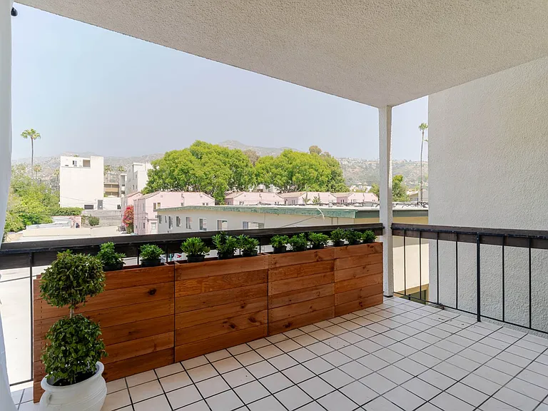 1305 N Columbus Ave #208 — Photo 32
