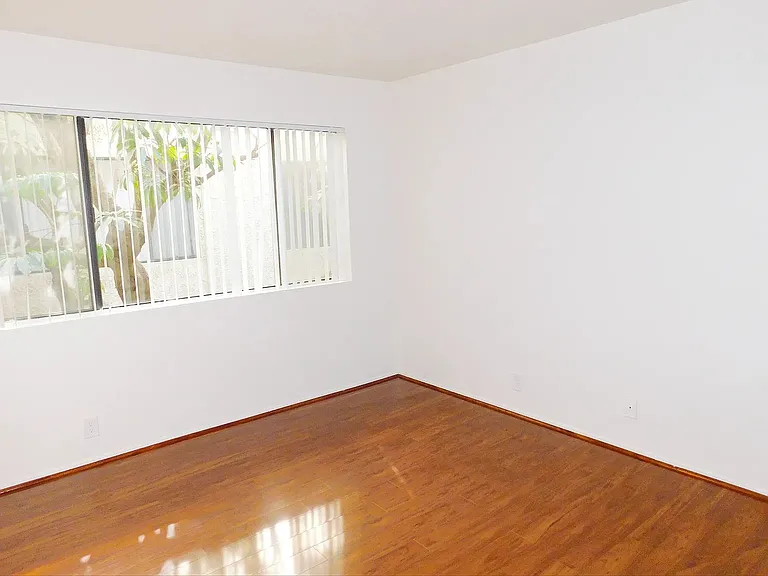 13518 Burbank Blvd — Photo 4
