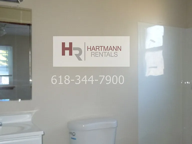 404 S Combs Ave — Photo 2