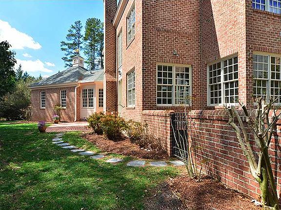 3rd image of 129 Richmond Hill Ct