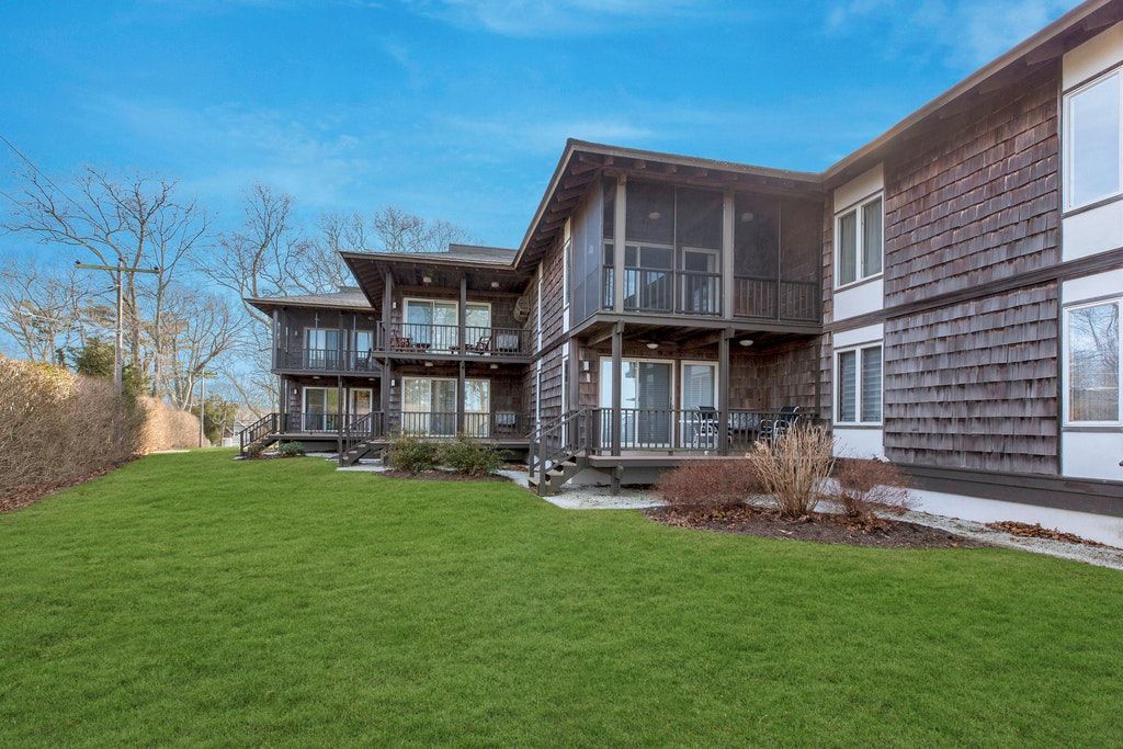 13 Winthrop Rd, Shelter Island, NY 11964 Out East