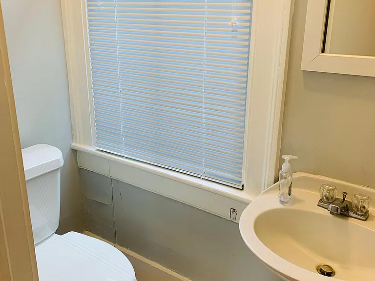 903 Montgomery St — Photo 12