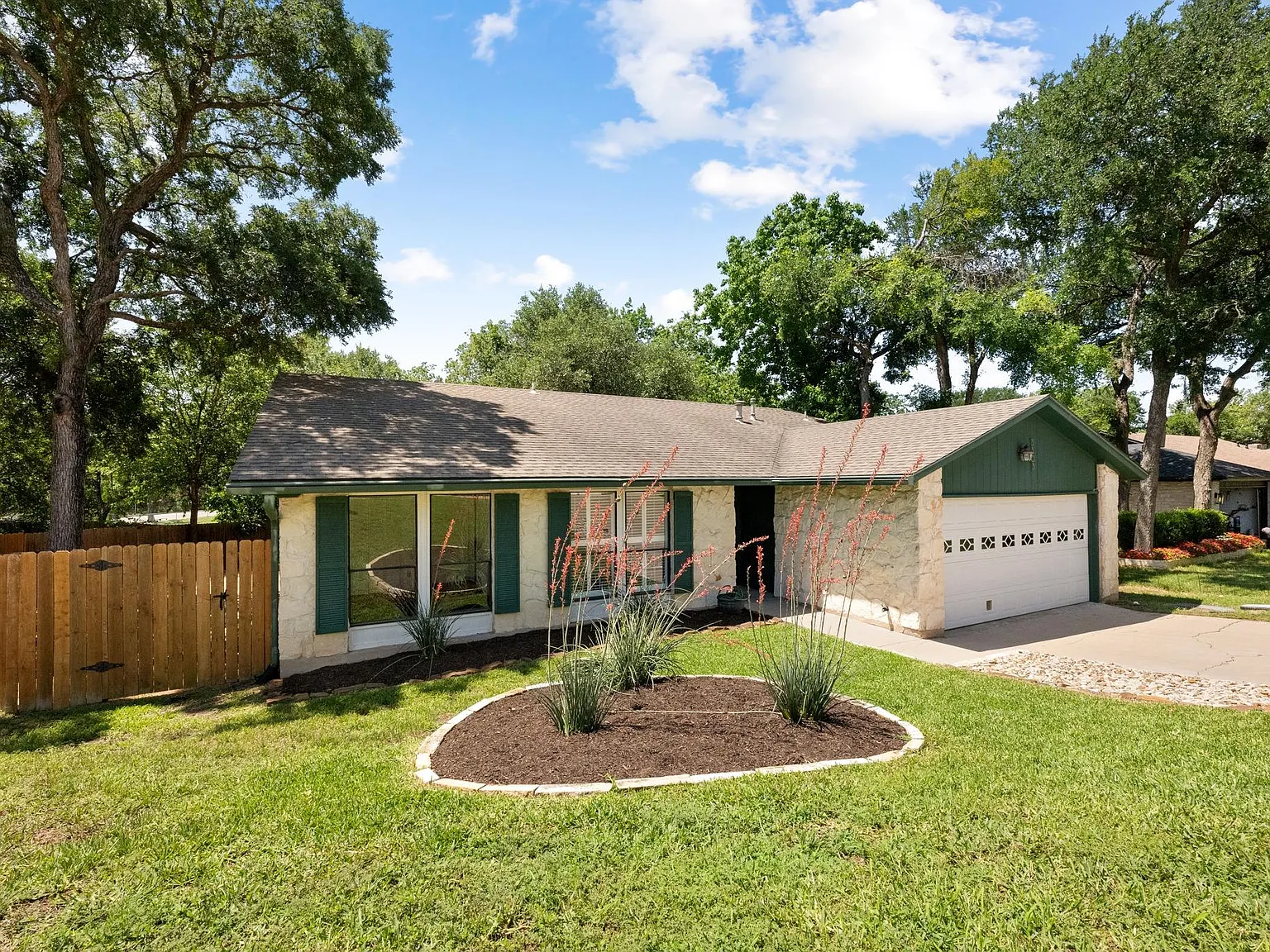 3 bed, 2.0 bath, 1464 sqft, $4,300 — Photo 2
