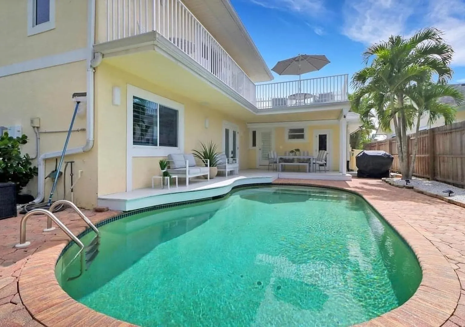 Stunning Pool Home 4beds/3baths Newly Renovated Centrally Located Weekly Rental Available — Photo 3