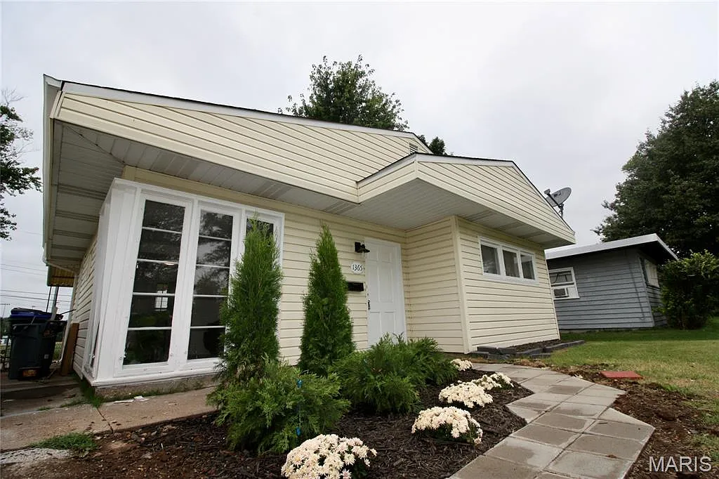 1365 Saint Jean St photo 1