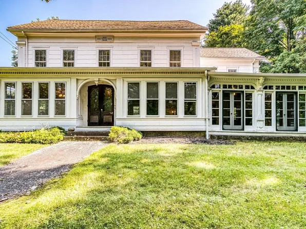 15 W Main St, Upton, MA 01568