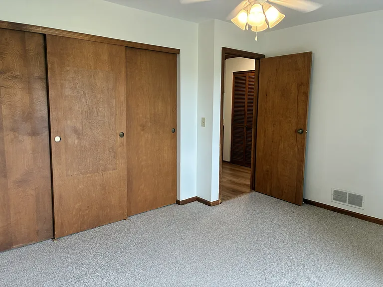 560 Executive Blvd — Photo 14
