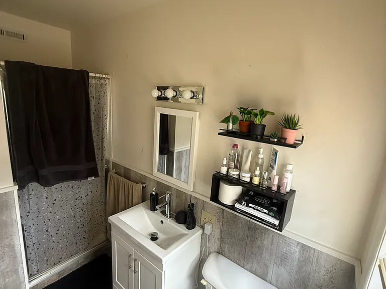 415 E Broadway St — Photo 4