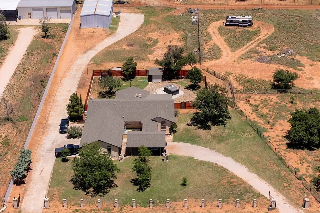 3 bed, 3.0 bath, 2747 sqft, $4,900 — Photo 4