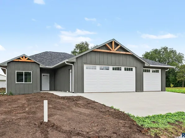 512 Sumac Cir, Canistota, SD 57012